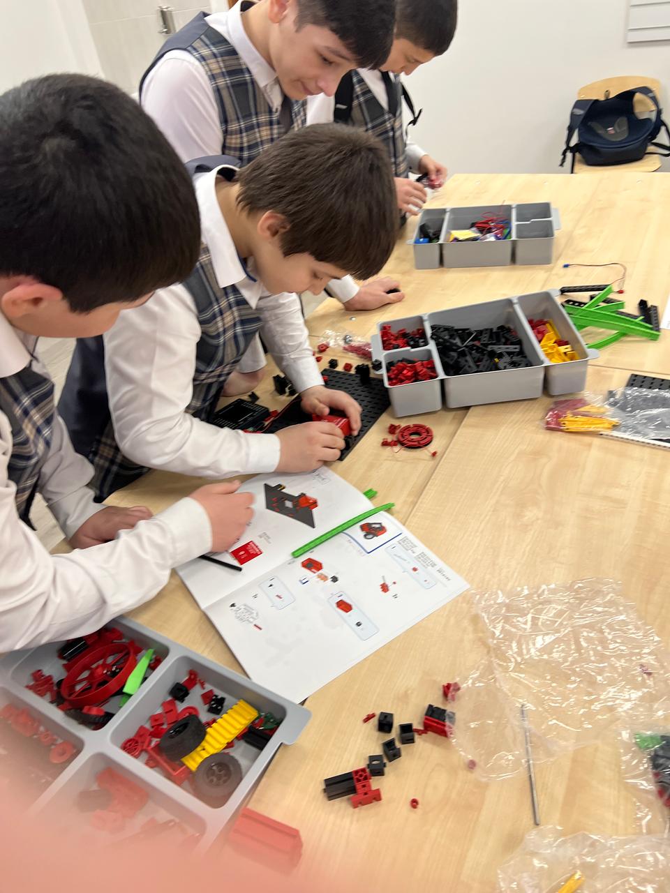 Ученики 7 класса участвуют в сборке&amp;quot; Lego mindstorms &amp;quot;.